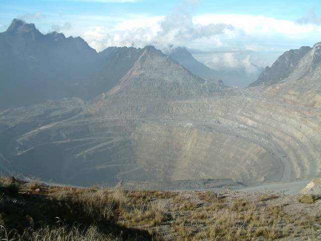 ملف:Grasberg mine.jpg