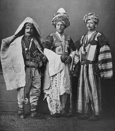 ملف:Kurdscostunme.jpg