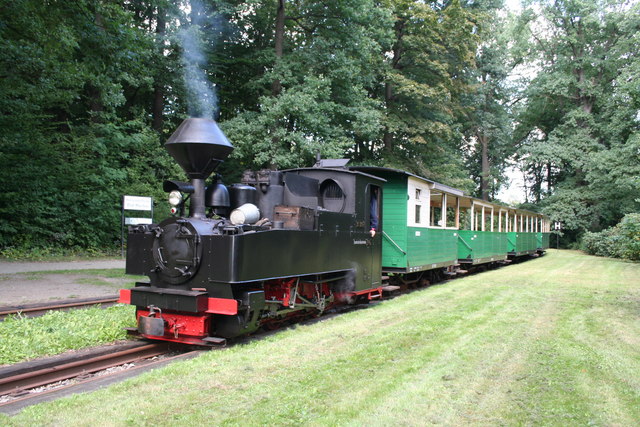 ملف:Narrow gauge train at Bad Muskau - geo.hlipp.de - 5112.jpg