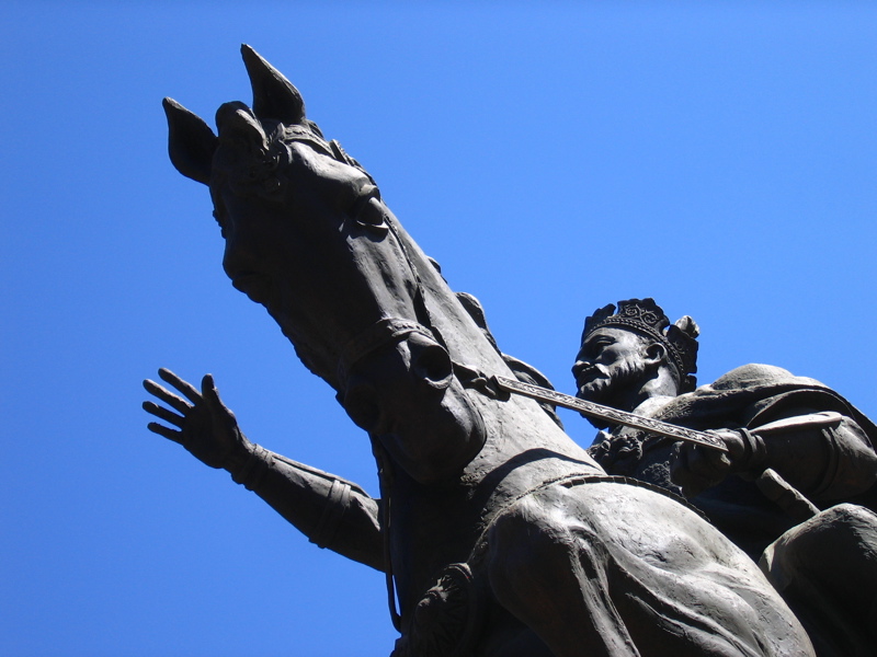 ملف:Statue of Amir Timur in Tashkent.jpg