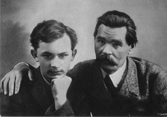 ملف:Maxim Gorky with his son (1912).jpg