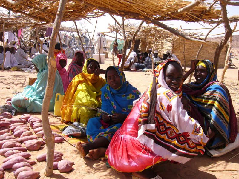 ملف:Refugee women in Chad.jpg