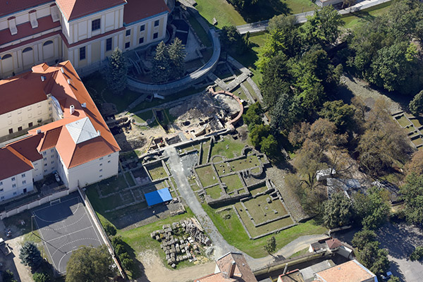 ملف:Járdányi Paulovics István Romkert a levegőből.jpg