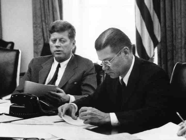 ملف:McNamara and Kennedy.jpg