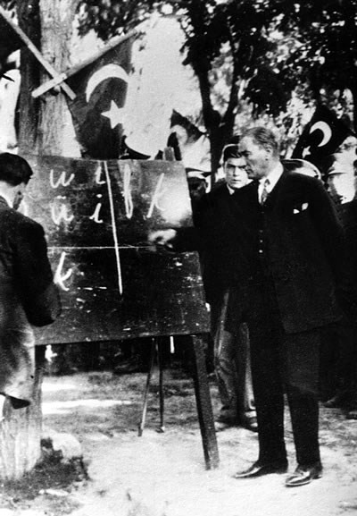 ملف:Ataturk-September 20, 1928.jpg
