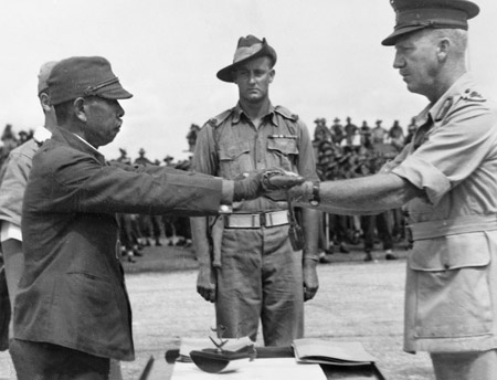ملف:Japanese surrender (AWM 019296).jpg
