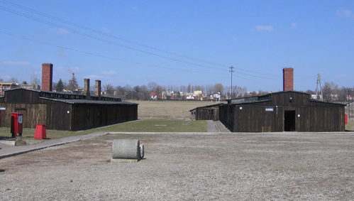 ملف:Majdanek - enterace.jpg