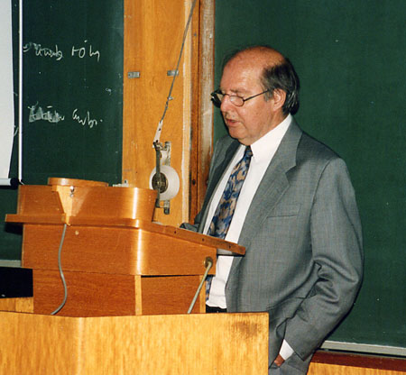 ملف:Prof.em.Dr.Gerhard-Grohs(1995).jpg