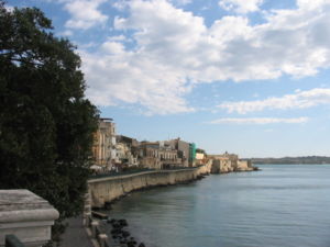 ملف:Siracusa-lungo mare.jpg