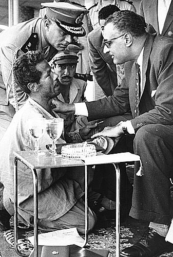 ملف:Nasser giving job.jpg