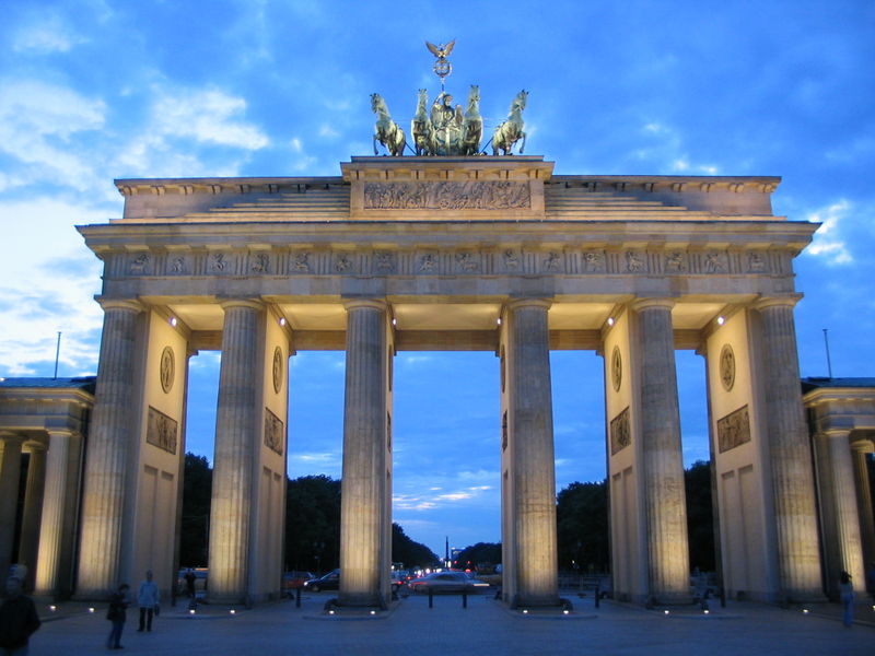 ملف:Brandenburger Tor Blaue Stunde.jpg