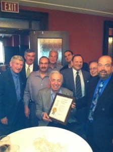 مايكل بري (بالوسط) يحتفل بعيد ميلاده ال91 عام 2011