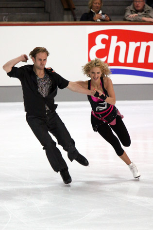 ملف:Nora HOFFMANN Maxim ZAVOZIN Nebelhorn Trophy 2009 PD.jpg