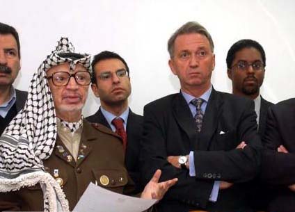 ملف:Rod-Larsen-Arafat.jpg