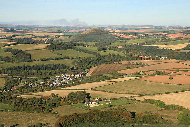 ملف:Looking northeast from Eildon Hill North.jpg