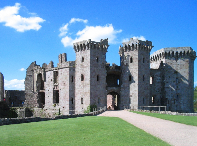 ملف:SDJ Raglan Castle Front.jpg