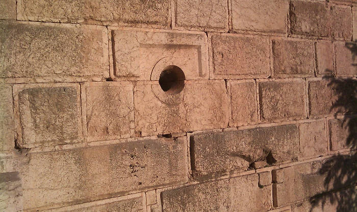 ملف:Baalbek shaft.jpg