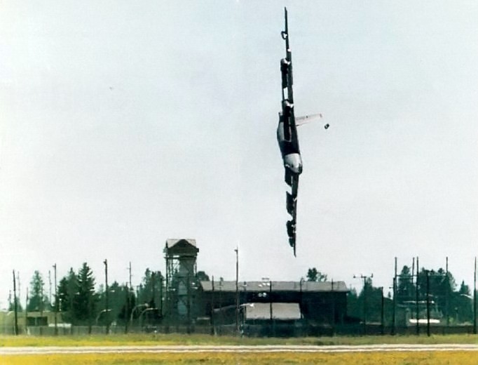 ملف:FairchildB52Crash.jpg