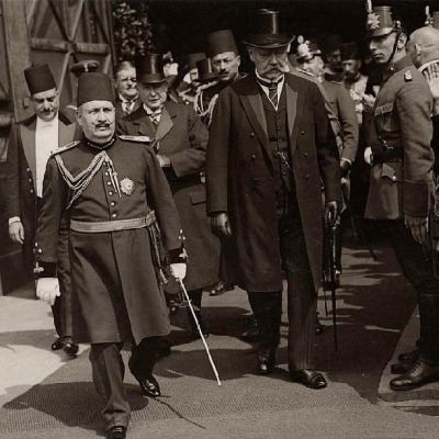 ملف:الرئيس الألماني هندندبرج يستقبل الملك فؤاد أثناء زيارته إلى برلين عام 1927.jpg