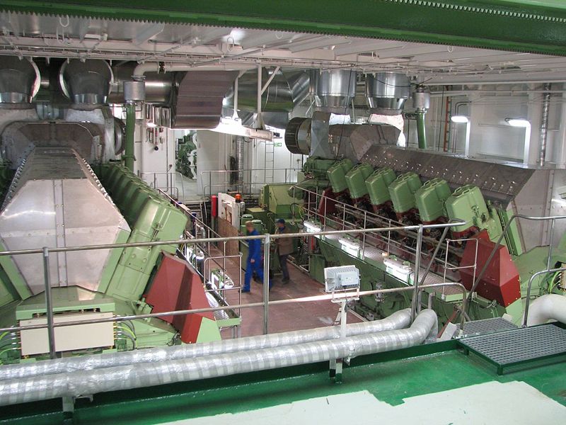 ملف:Two Main Engines, V12.jpg