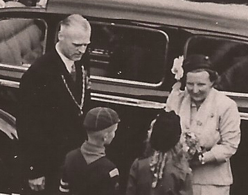 ملف:Burgemeester Johan de Widt en Koningin Juliana (1950).jpg