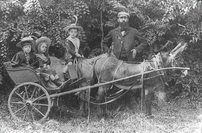 ملف:Herzl with daughters.jpg