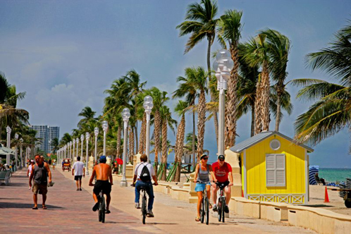 ملف:Hollywood Beach bikers.jpg