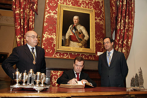 ملف:Dmitry Medvedev in Spain 3 March 2009-2.jpg