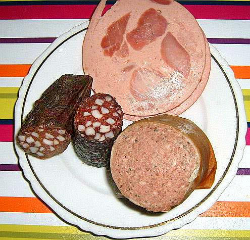 ملف:Wurstteller mit Bierschinken, geräucherte Leberwurst und Blutwurst.jpg