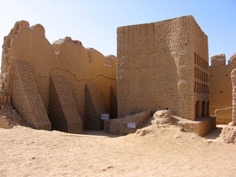 ملف:Karakhoja ruins.jpg