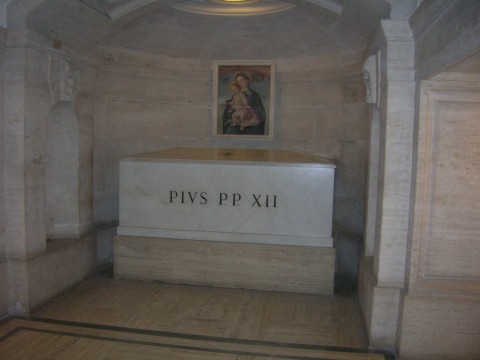 ملف:Tumulo pio xii.jpg