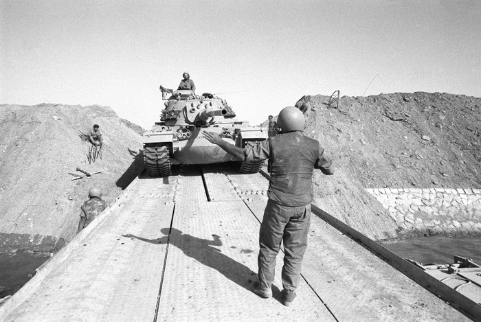 ملف:Israeli Tanks Cross the Suez Canal - Flickr - Israel Defense Forces.jpg