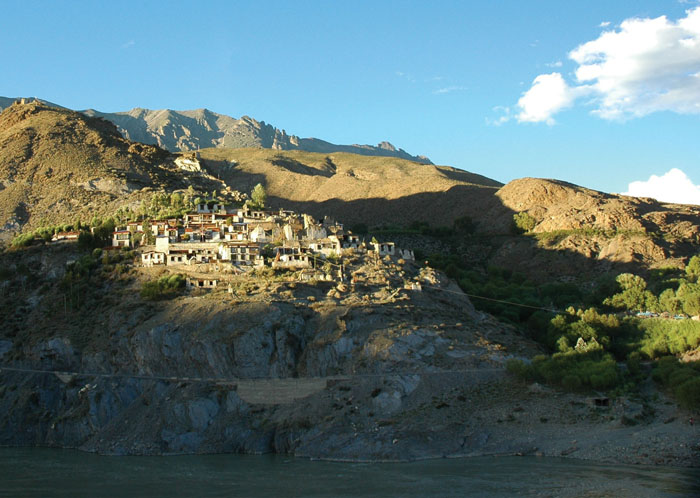 ملف:西藏林芝-朗县.巴尔曲德寺 - panoramio.jpg