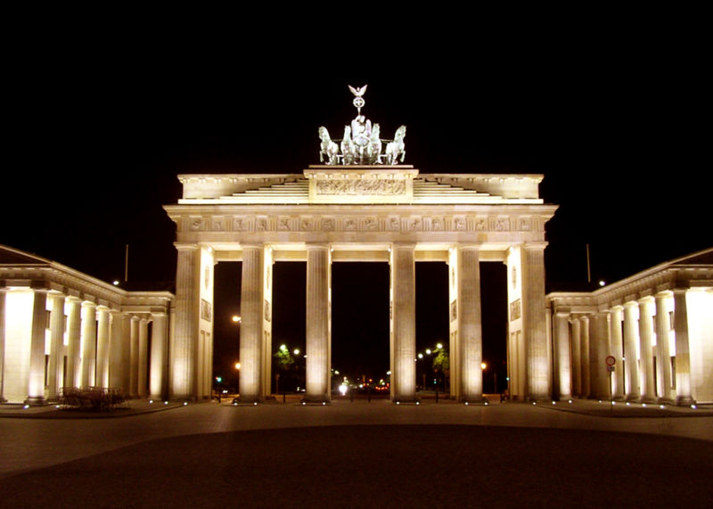 ملف:BrandenburgGate FrontatNight June 2004.jpg