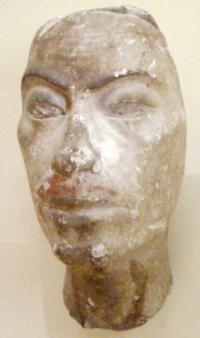 تمثال پورتريه تجريبي، يـُعتـَقد أنه للملك آي, جزء من مجموعة المتحف المصري ببرلين.
