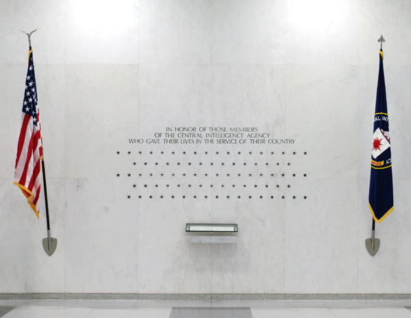 ملف:Cia-memorial-wall.jpg