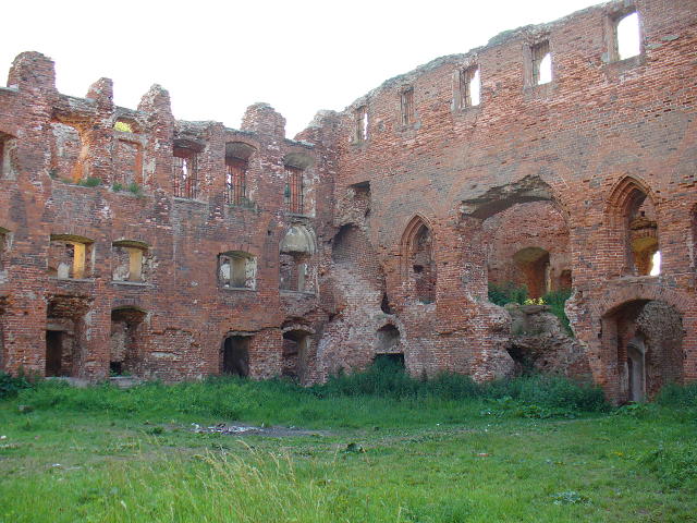ملف:Ruine der Ordensburg Ragnit.jpg