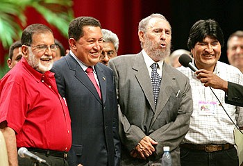ملف:Schafik handal con fidel.jpg