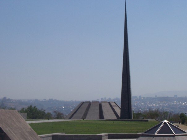 ملف:Tsitsernakaberd.jpg