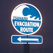 ملف:Tsunami Evacuation Route signage south of Aberdeen Washington.jpg
