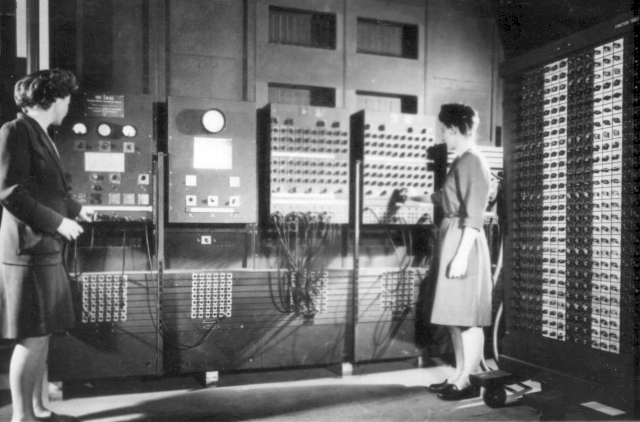 ملف:Two women operating ENIAC.gif