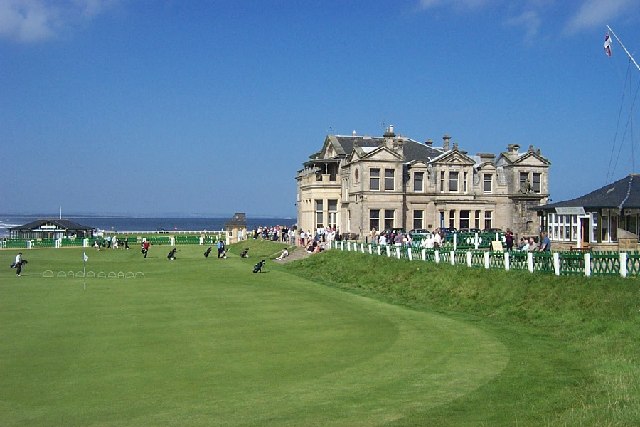 ملف:18th Green and Clubhouse.jpg