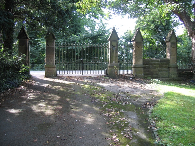ملف:Locked Gates to Overleigh Cemetery - geograph.org.uk - 533324.jpg
