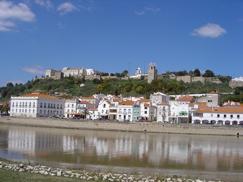 ملف:2007.03.23.pt.AlcacerdoSal.Castelo.Rio.jpg