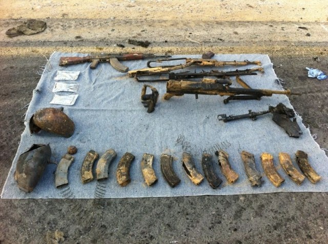 ملف:2012 Egypt-Israel border attack weapons.jpg