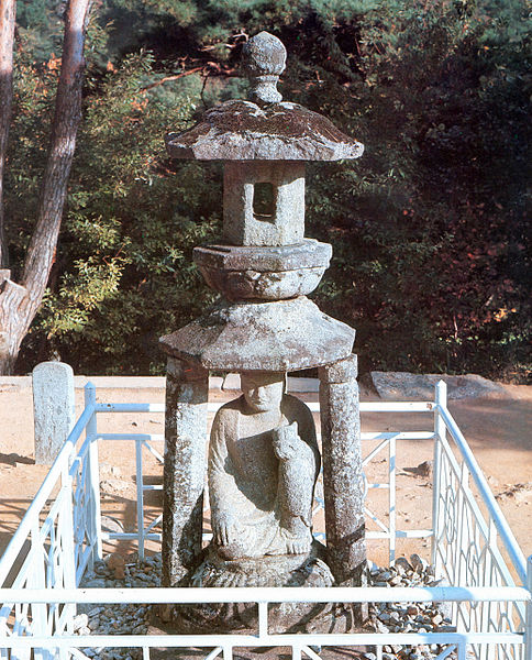 ملف:구례 화엄사 사사자삼층석탑 앞 석등.jpg