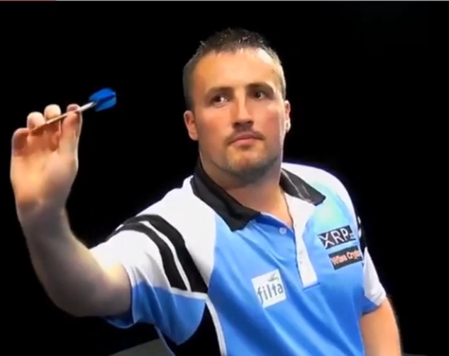 ملف:Matthew Edgar throwing a dart.jpg