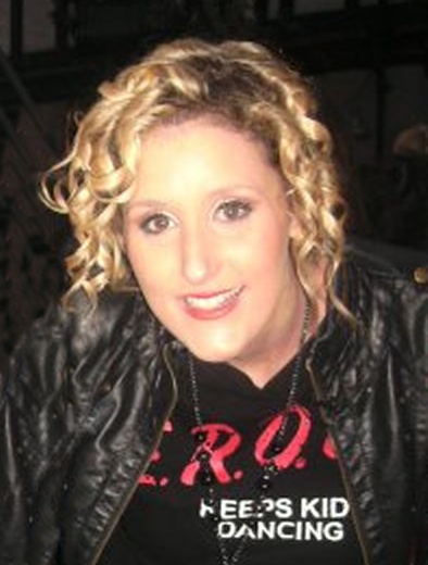 ملف:Bronagh Waugh with a fan.jpg