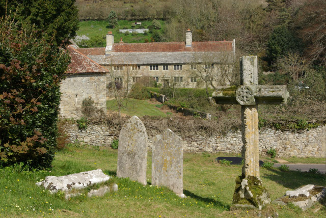 ملف:Mottistone Churchyard and Manor - geograph.org.uk - 396839.jpg