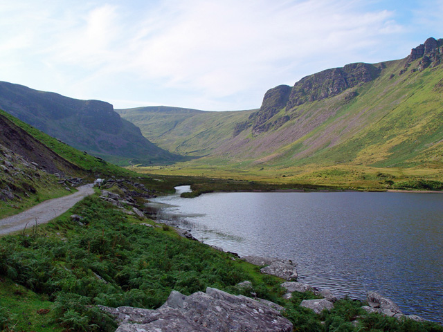 ملف:Anascaul Lake - geograph.org.uk - 919995.jpg